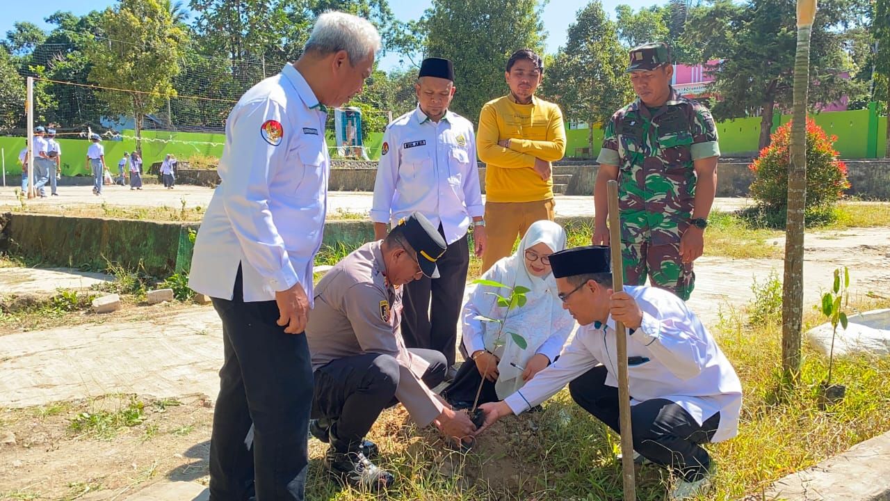 Dari MAN Gowa untuk Gowa Hijau: Forkopimcam Tompobulu Ikuti Gerakan Serentak Menanam 5.000 Pohon Bersama Kementerian Agama Kabupaten Gowa